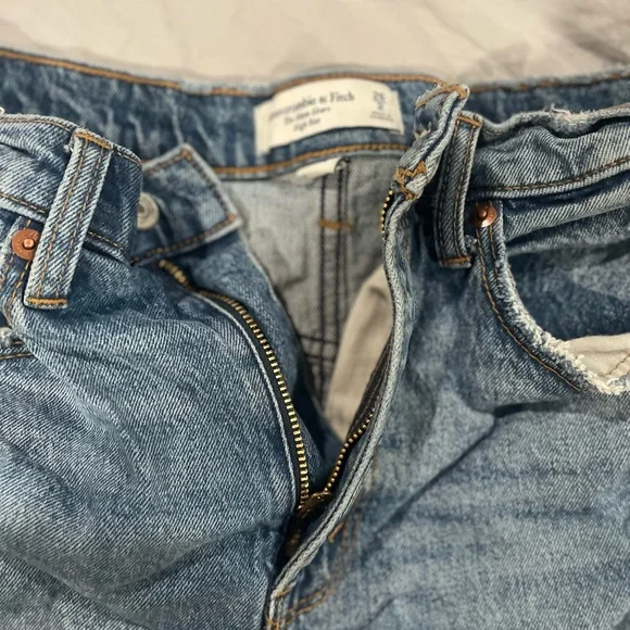 NEW!! Never worn. just washed once after trying on. Abercrombie mom shorts - Picture 5 of 5